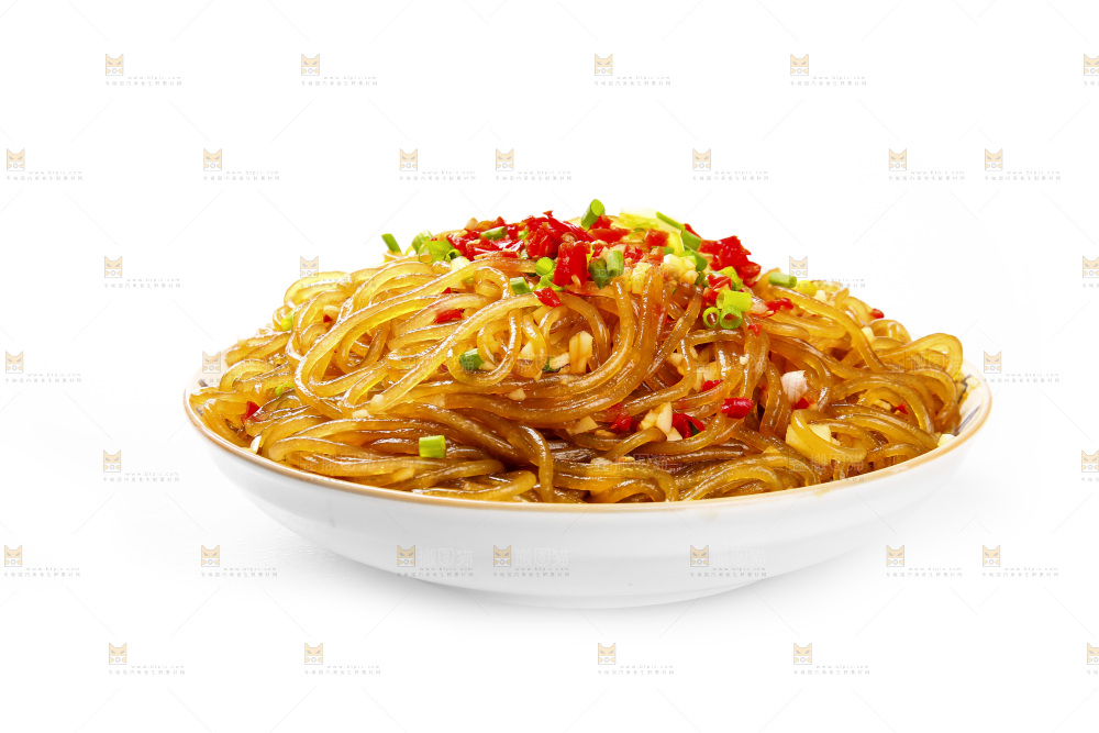 白底上的炒红薯粉条