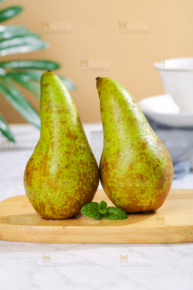 浅底上的进口啤梨