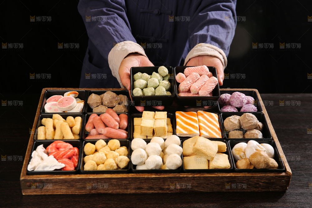 深底上的火锅丸子