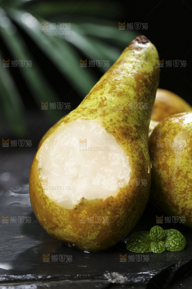 黑底上的进口啤梨