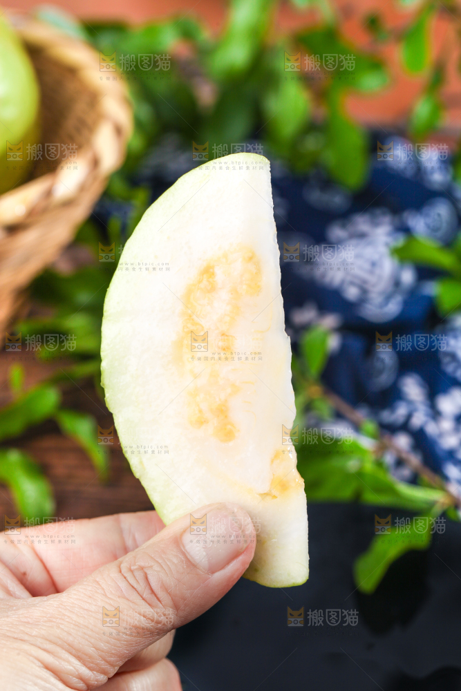 深底上的白心芭乐