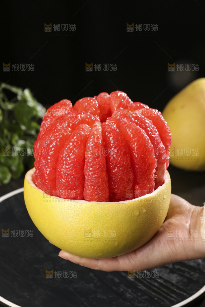 黑底上的红心蜜柚