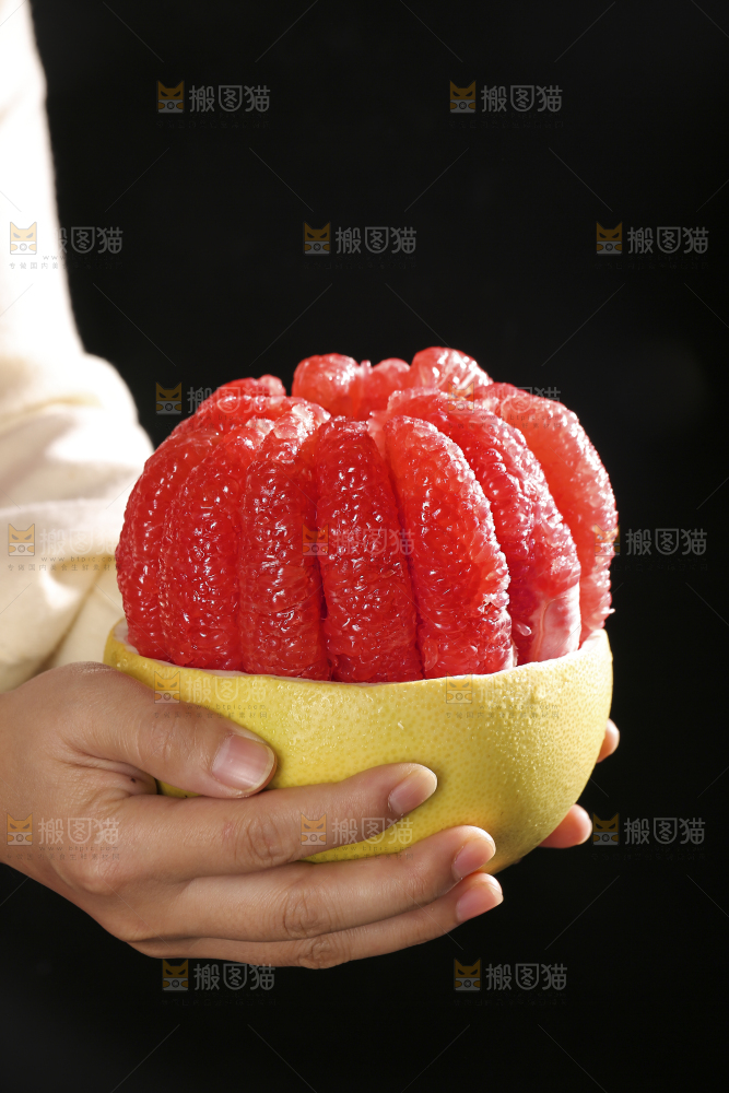黑底上的红心蜜柚