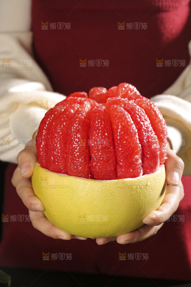 黑底上的红心蜜柚