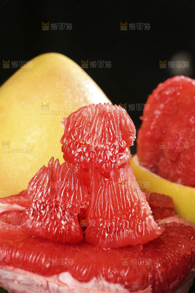 黑底上的红心蜜柚