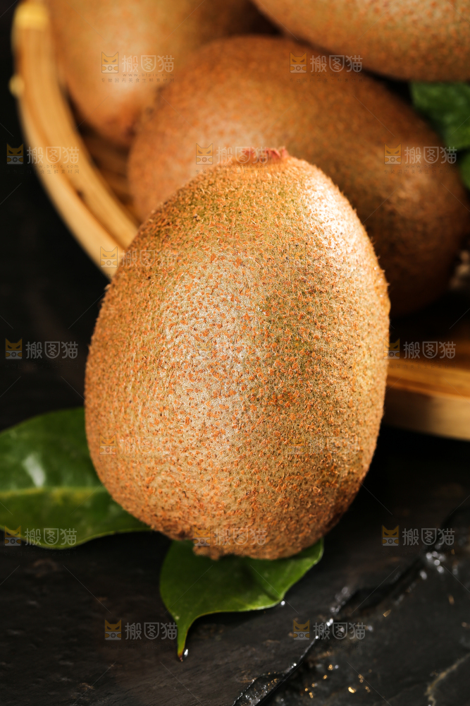 黑底上的翠香猕猴桃