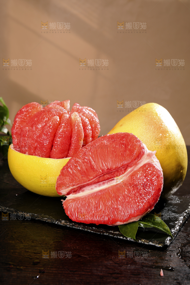 黑底上的红心蜜柚