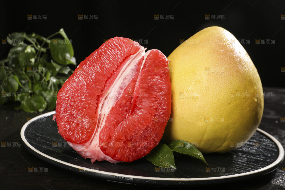 黑底上的红心蜜柚