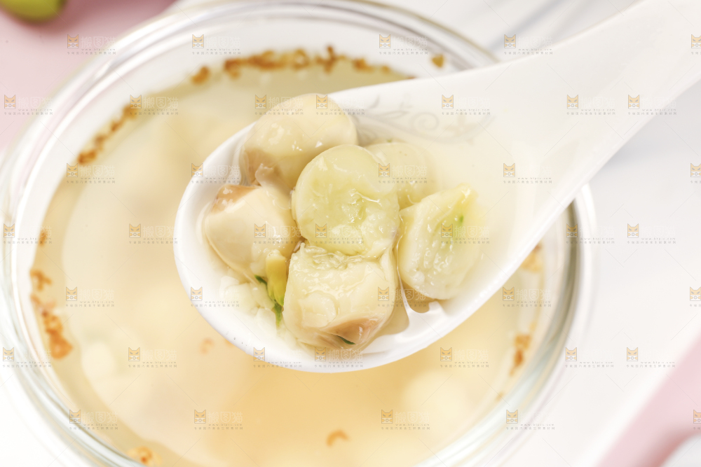 浅底上的莲子银耳汤