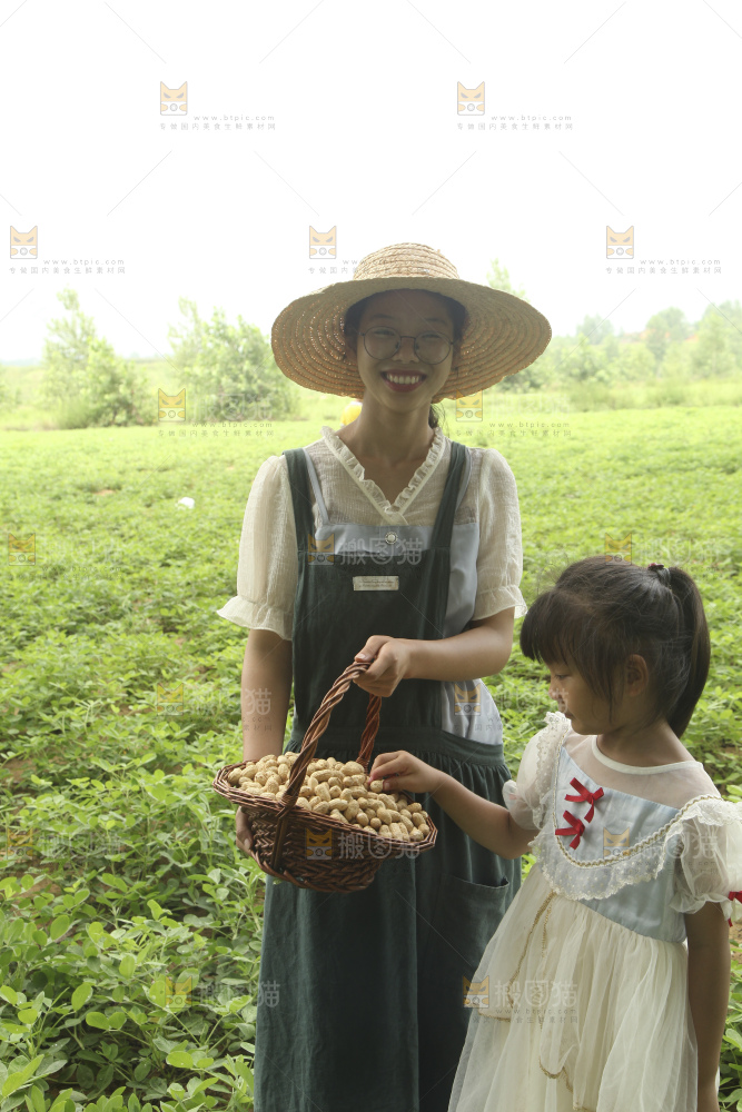 手里拿着现挖花生