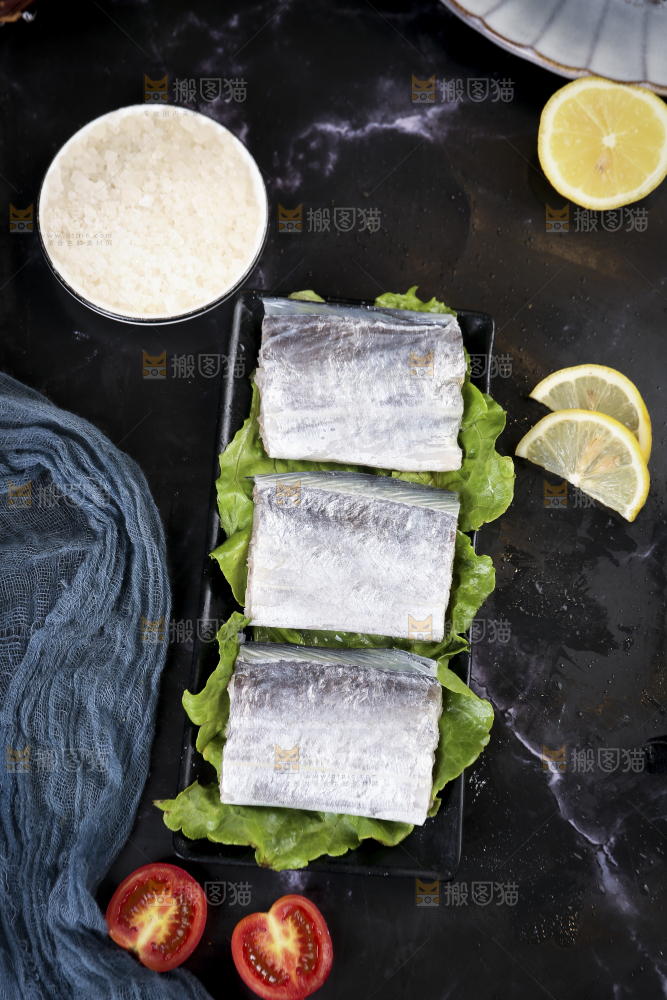 黑底上的鲜冻带鱼段