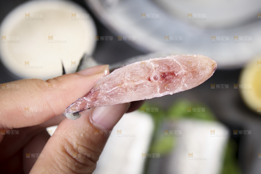 黑底上的鲜冻带鱼段