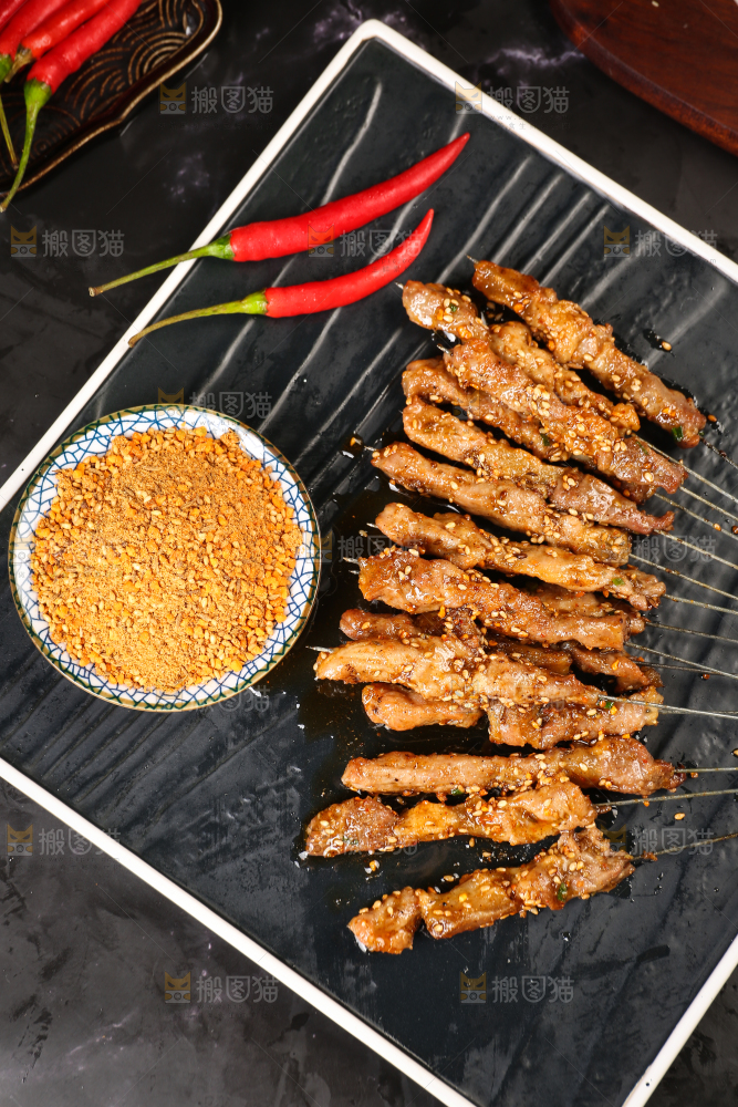 黑底上的羊肉串