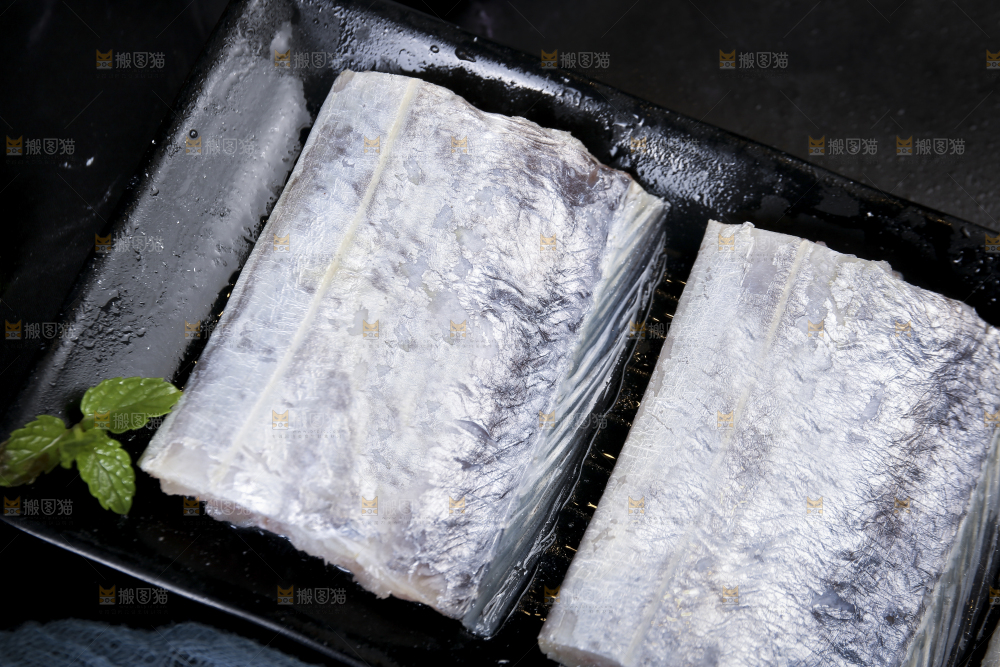 黑底上的鲜冻带鱼段