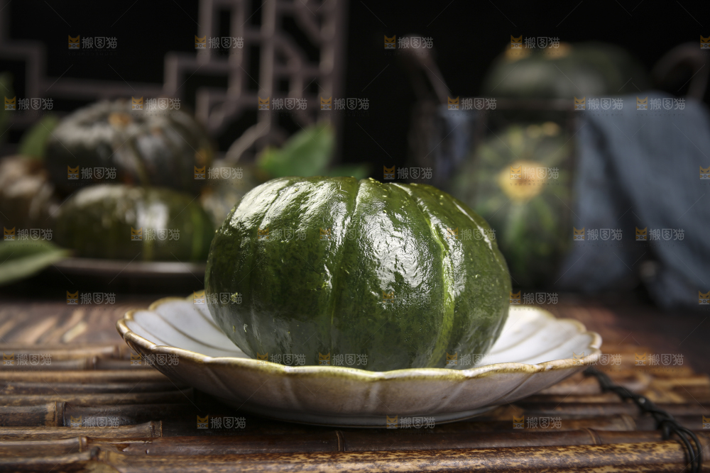 木底上放着的板栗南瓜