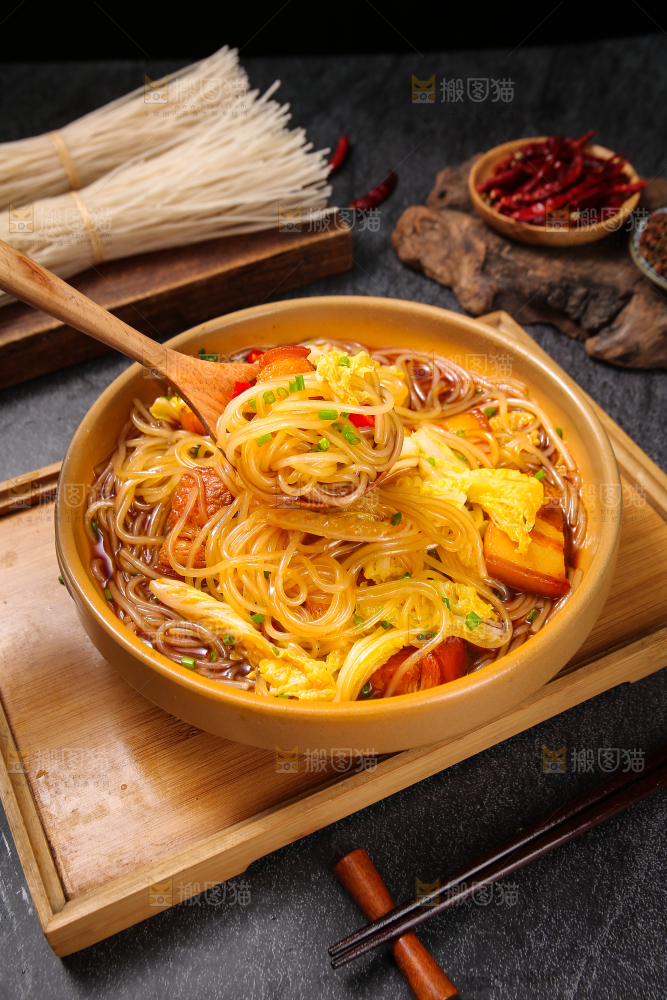 深底上的猪肉炖粉条