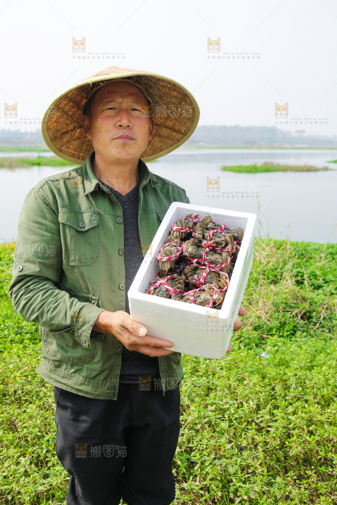 手里拿着阳澄湖大闸蟹