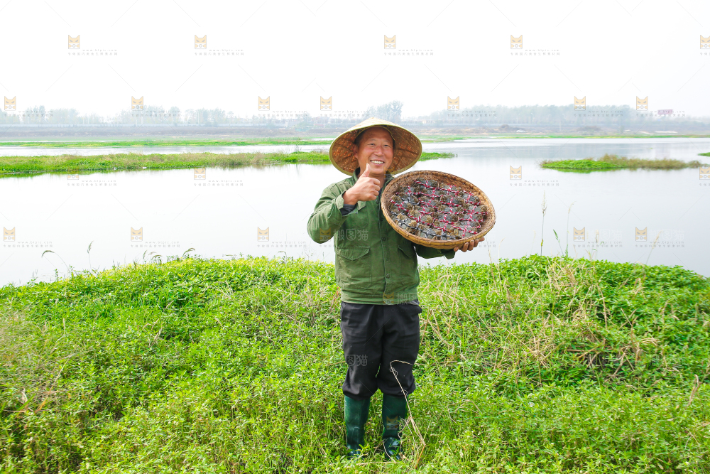 手里拿着阳澄湖大闸蟹