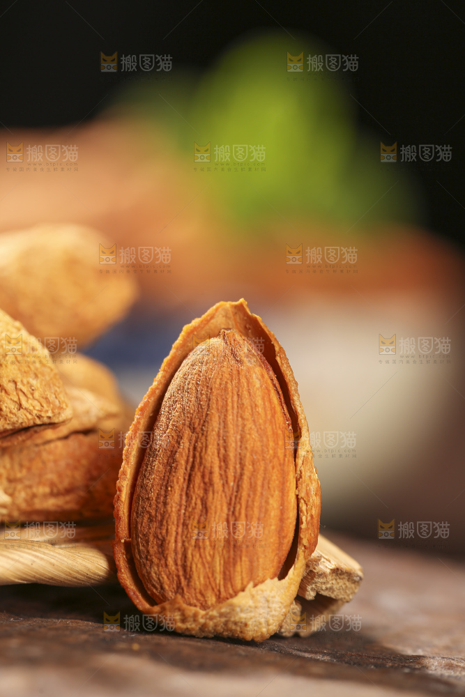 深底上的扁桃仁