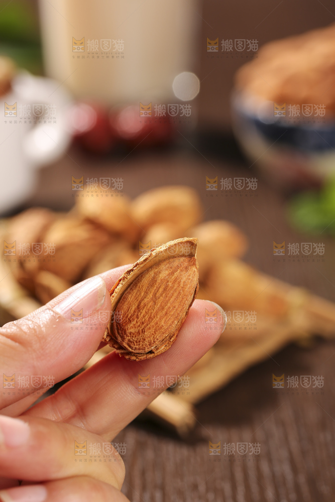 深底上的扁桃仁