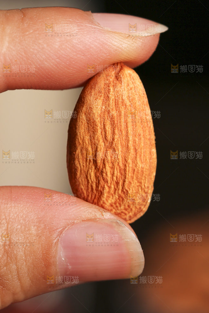 深底上的扁桃仁