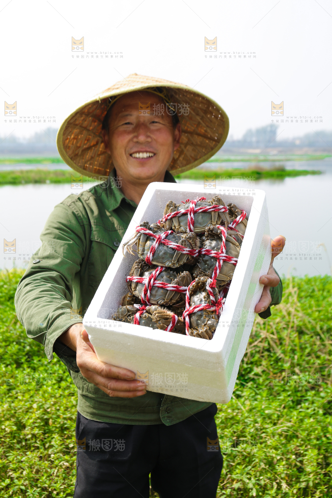 手里拿着阳澄湖大闸蟹