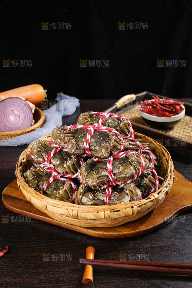 黑底上的鲜活大闸蟹