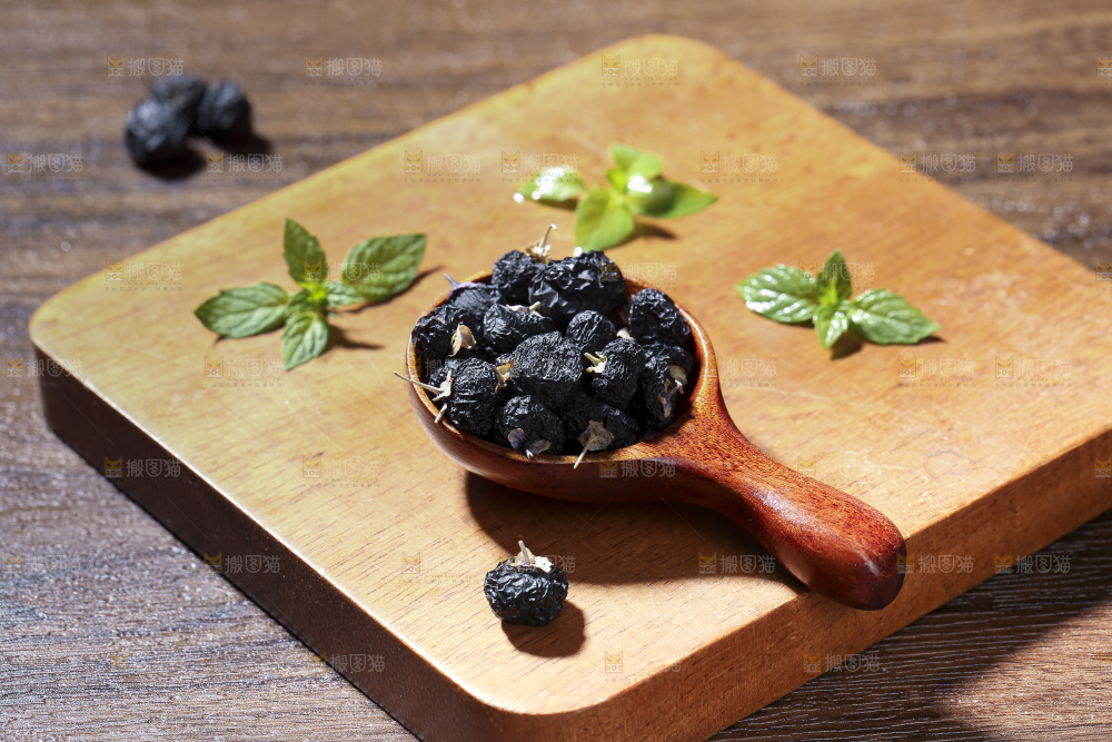 木底上放着黑枸杞