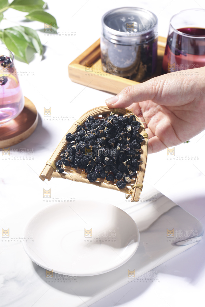 浅底上的黑枸杞