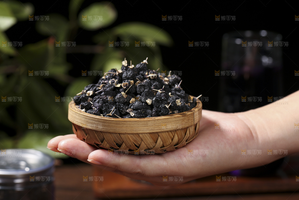 木底上放着黑枸杞