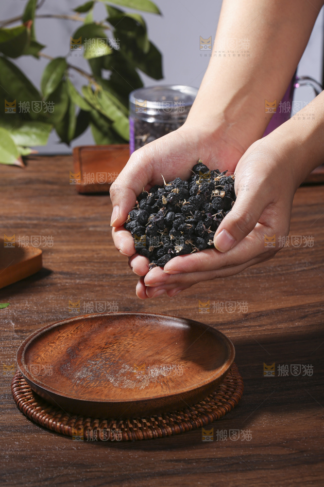 木底上放着黑枸杞