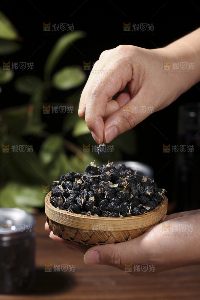 木底上放着黑枸杞