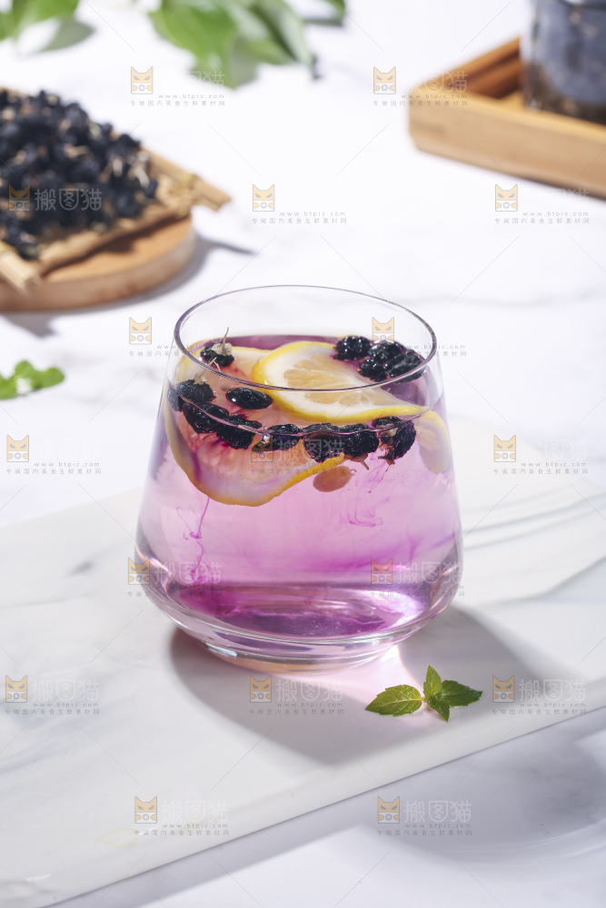 杯子里装着黑枸杞茶