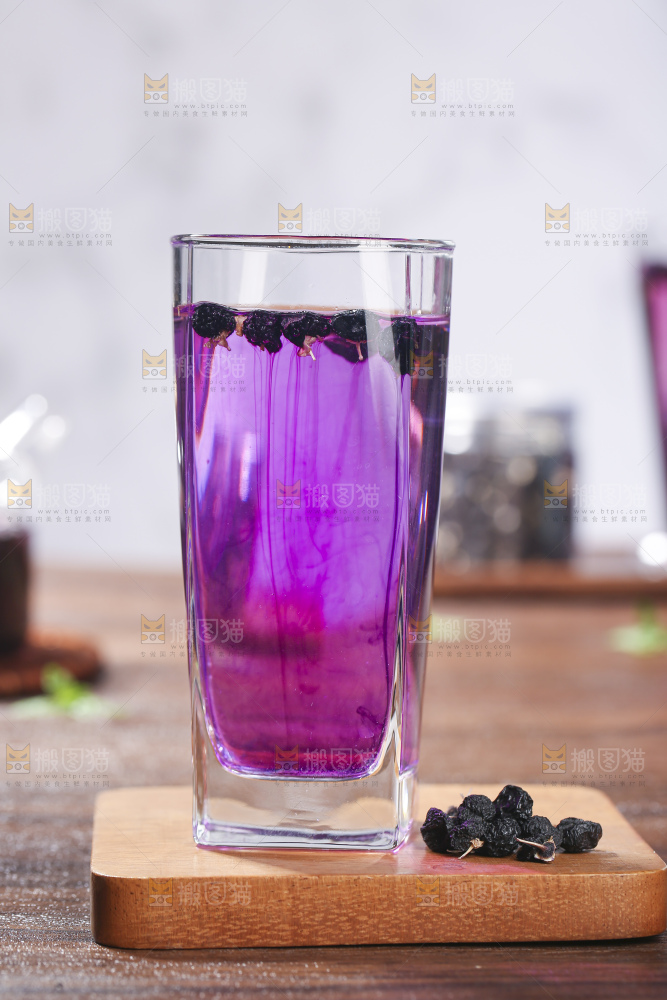 杯子里装着黑枸杞茶