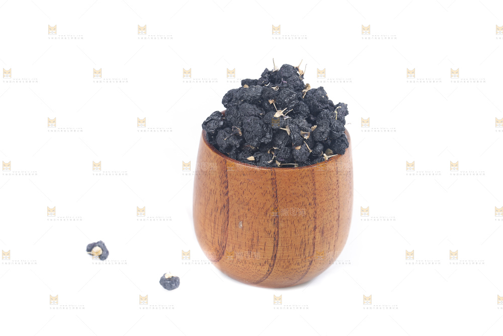 白底上摆放着黑枸杞子