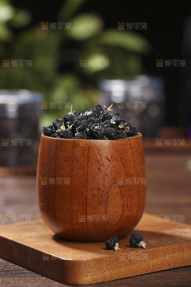 木底上放着黑枸杞