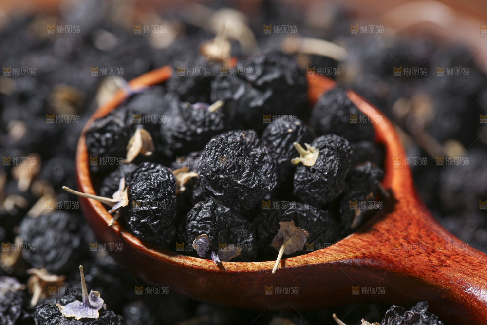 木底上放着黑枸杞