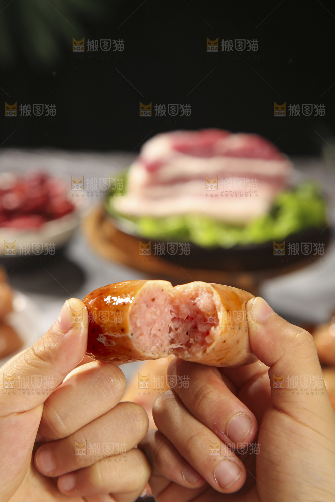 深底上的烤肠