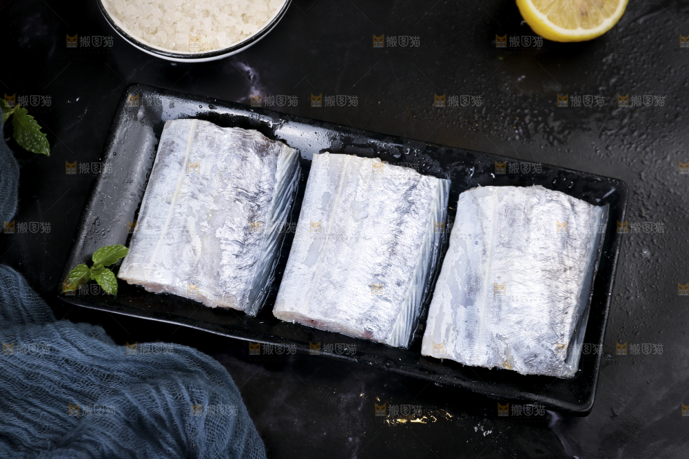 黑底上的鲜冻带鱼段