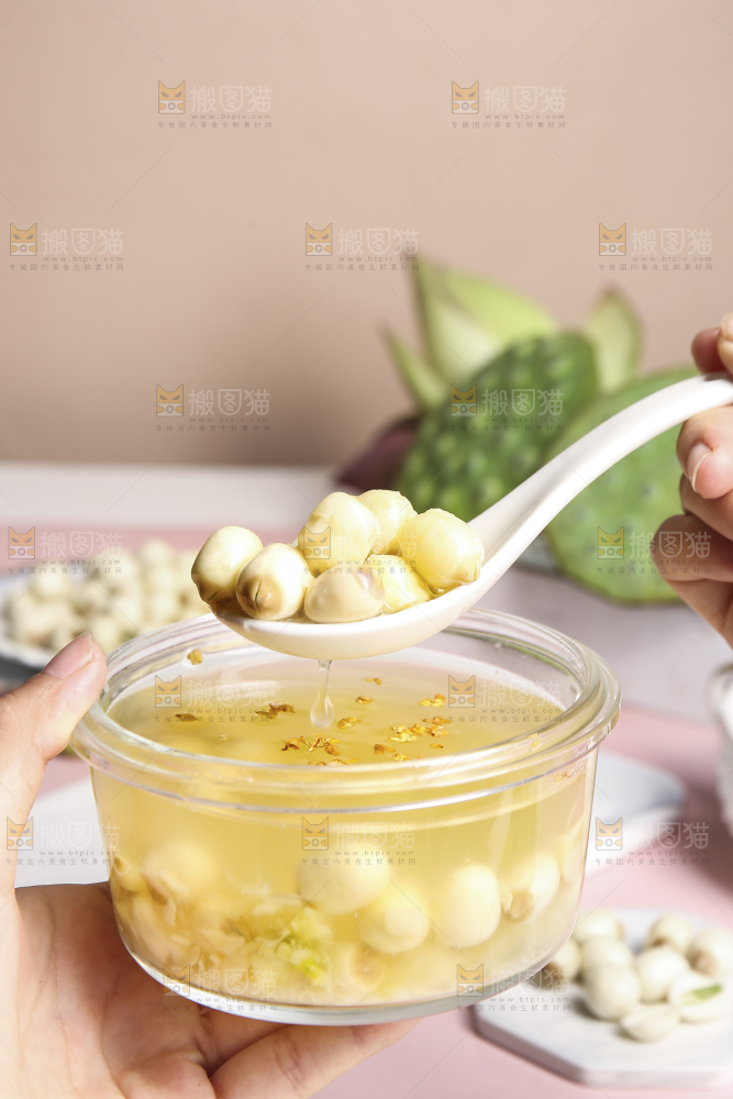 浅底上的莲子银耳汤