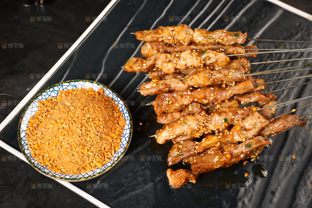 黑底上的羊肉串