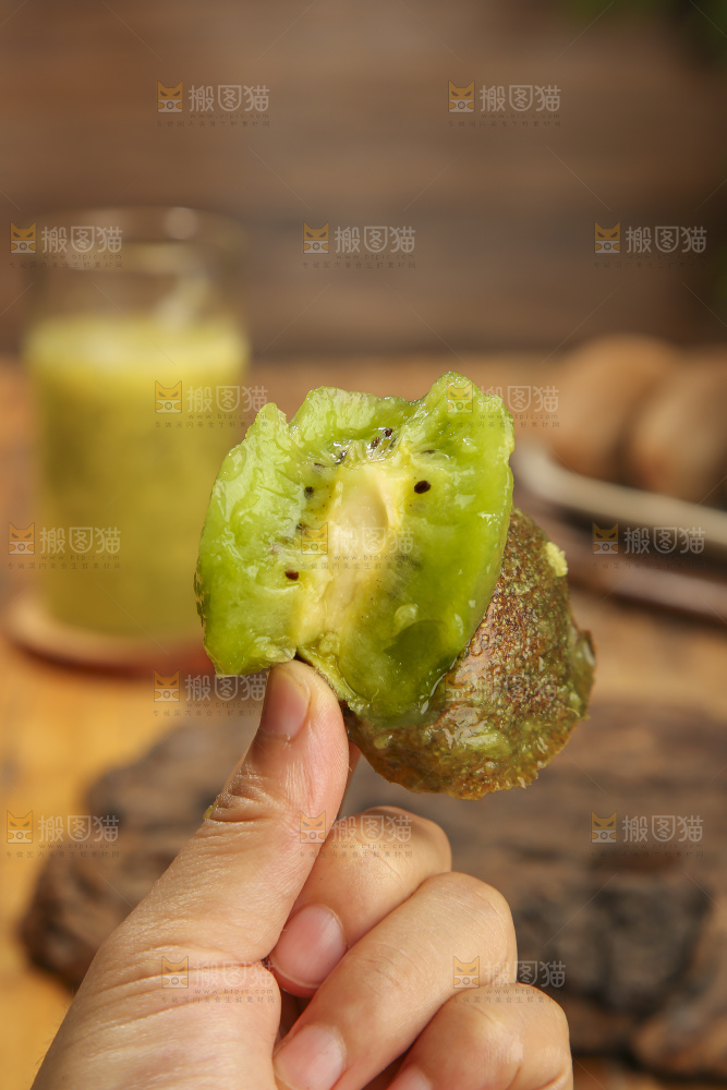 深底上的瑞玉猕猴桃