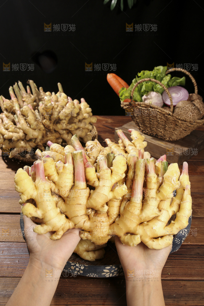 木底上的新鲜小黄姜