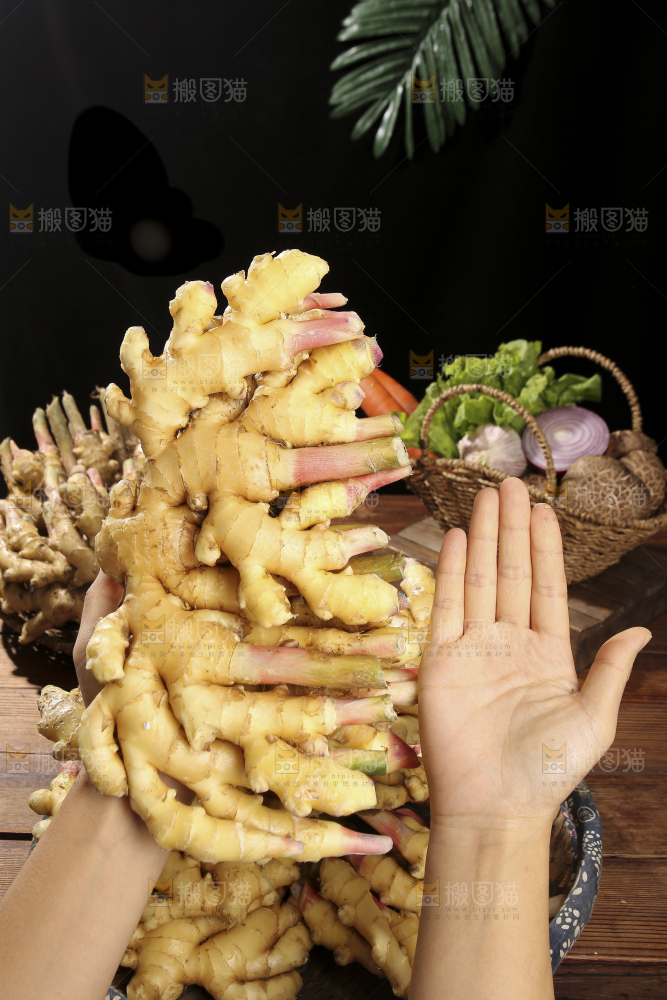 木底上的新鲜小黄姜