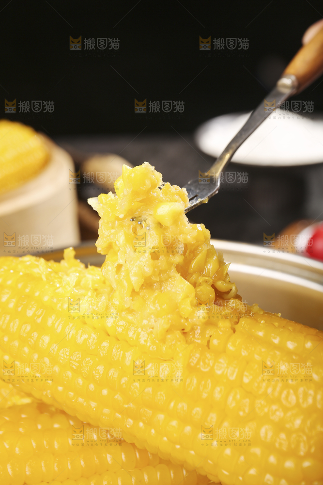 深底上的黄糯玉米