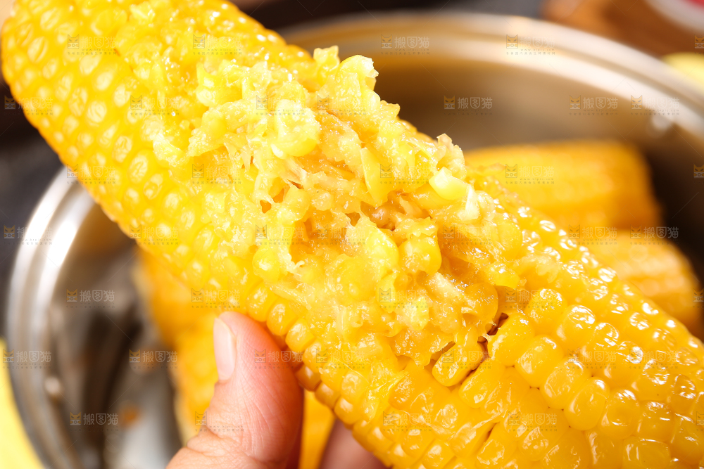 深底上的黄糯玉米