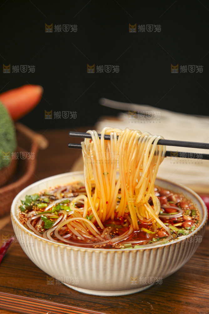 木底上的酸辣粉