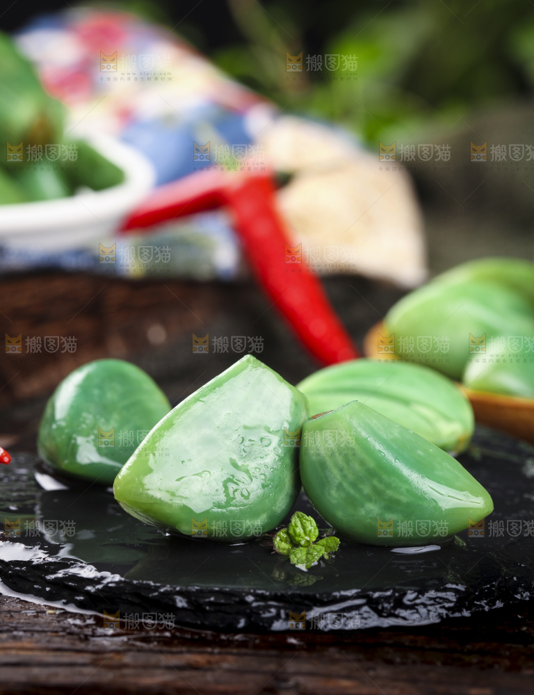 深底上的腊八蒜