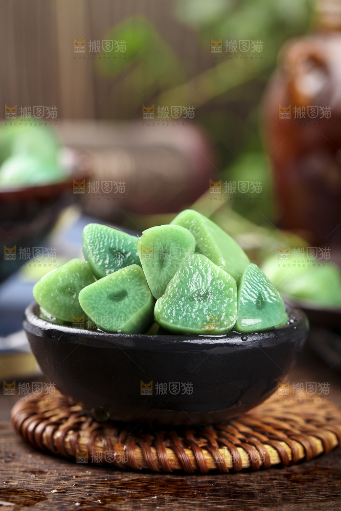 深底上的腊八蒜