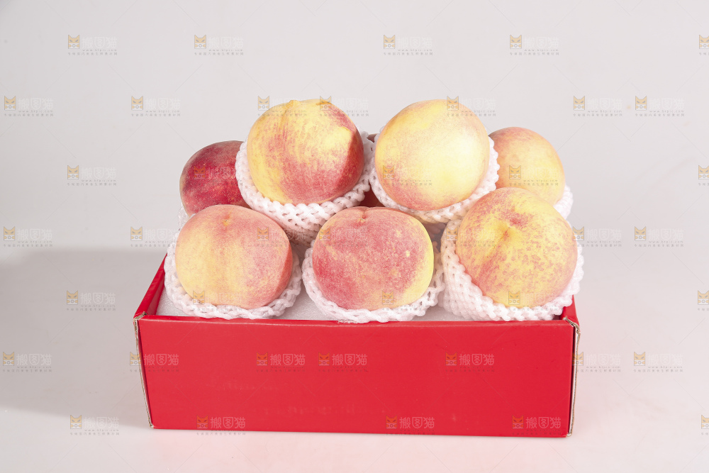 白底上的金秋红蜜桃
